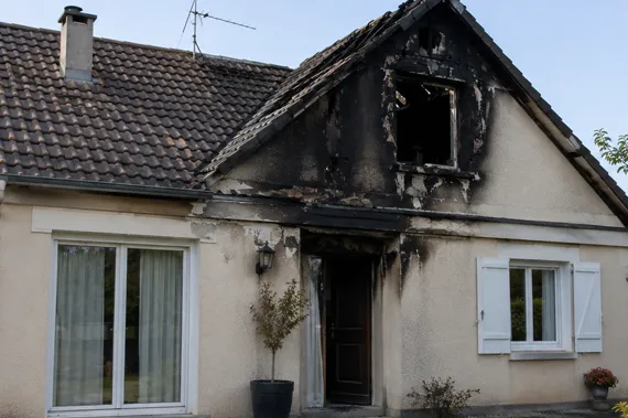 Image sinistre incendie maison Mon Expert Sinistre expert d'assuré pour vous garantir une juste indemnisation après un incendie en Touraine et sur les départements limitrophes