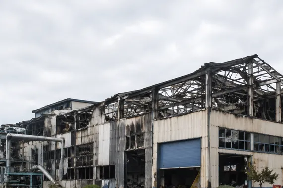 Image sinistre incendie usine avec perte d'exploitation Mon Expert Sinistre expert d'assuré pour vous garantir une juste indemnisation après un incendie en Touraine et sur les départements limitrophes